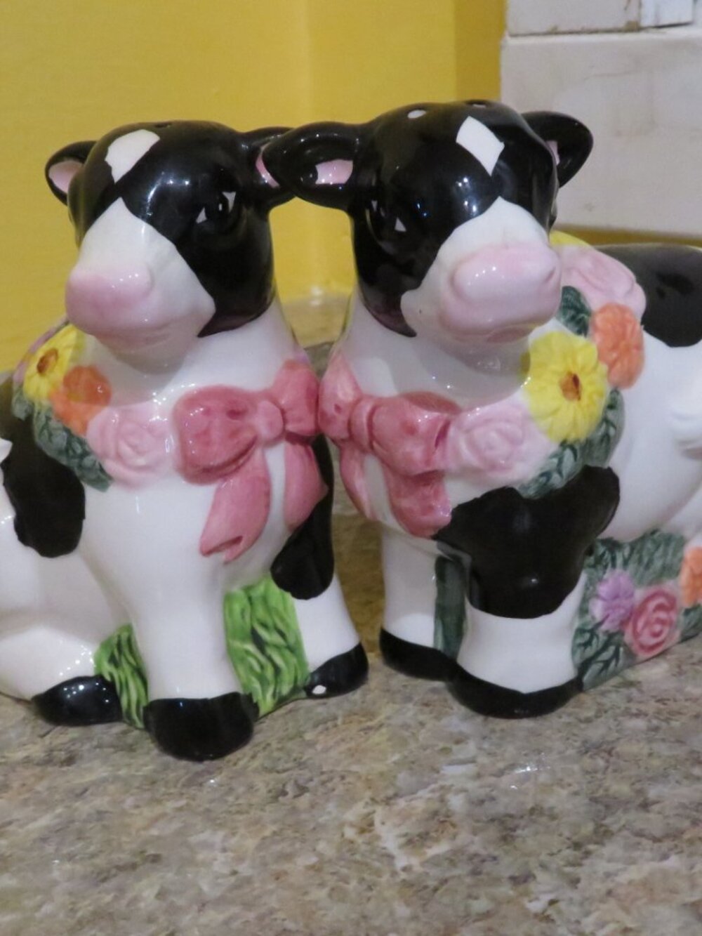 Sweet Bessie's Bouquet Holstein Cow Salt & Pepper Pots Vintage (K827)